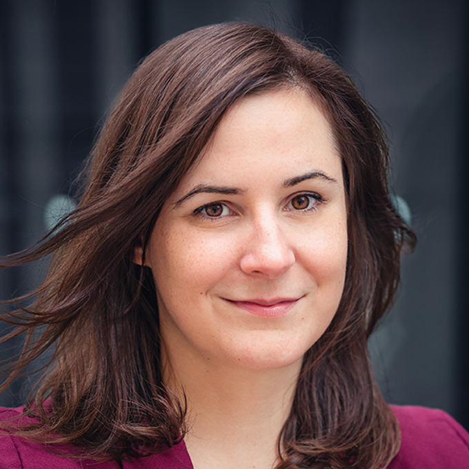 Nadine Mengs - Management